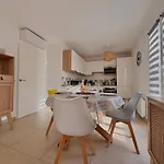 T3 Climatise Avec Wi-fi En Rez-de-jardin - - Fr-1-816-35 דירה